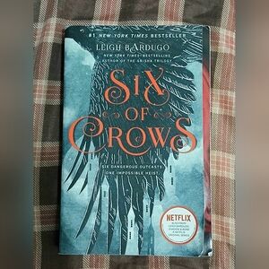 Six of Crows By Leigh Bardugo. Fiction/Mystery Book. Like New.